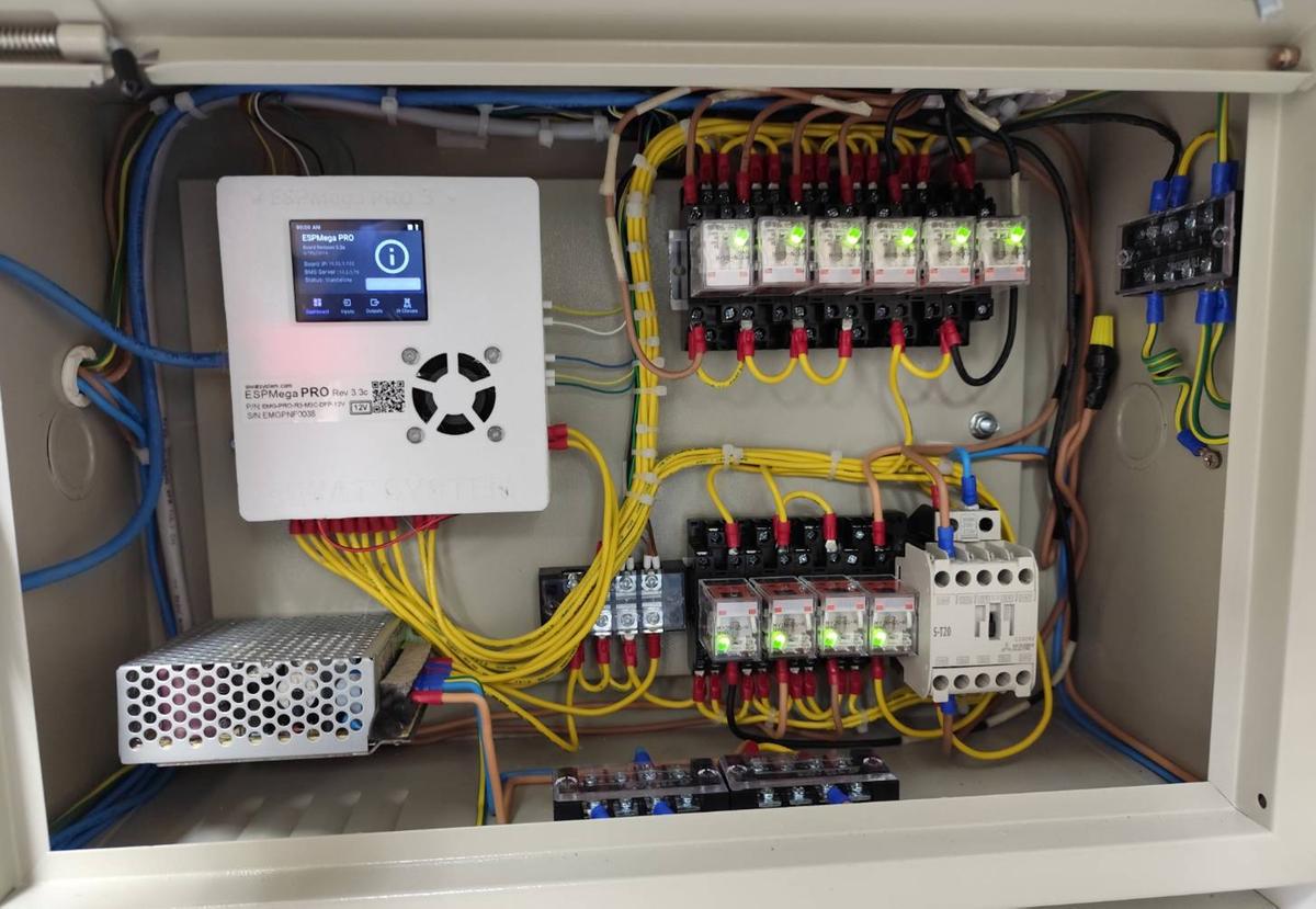 ESPMegaPRO R3 Installation Cabinet - Shows the controller mounted in a professional electrical cabinet with HMI display, relay modules, and industrial wiring